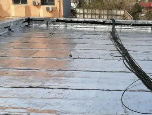 万柏林卫生间漏水维修公司分享下万柏林屋面楼顶防水刚性防水层施工要点。